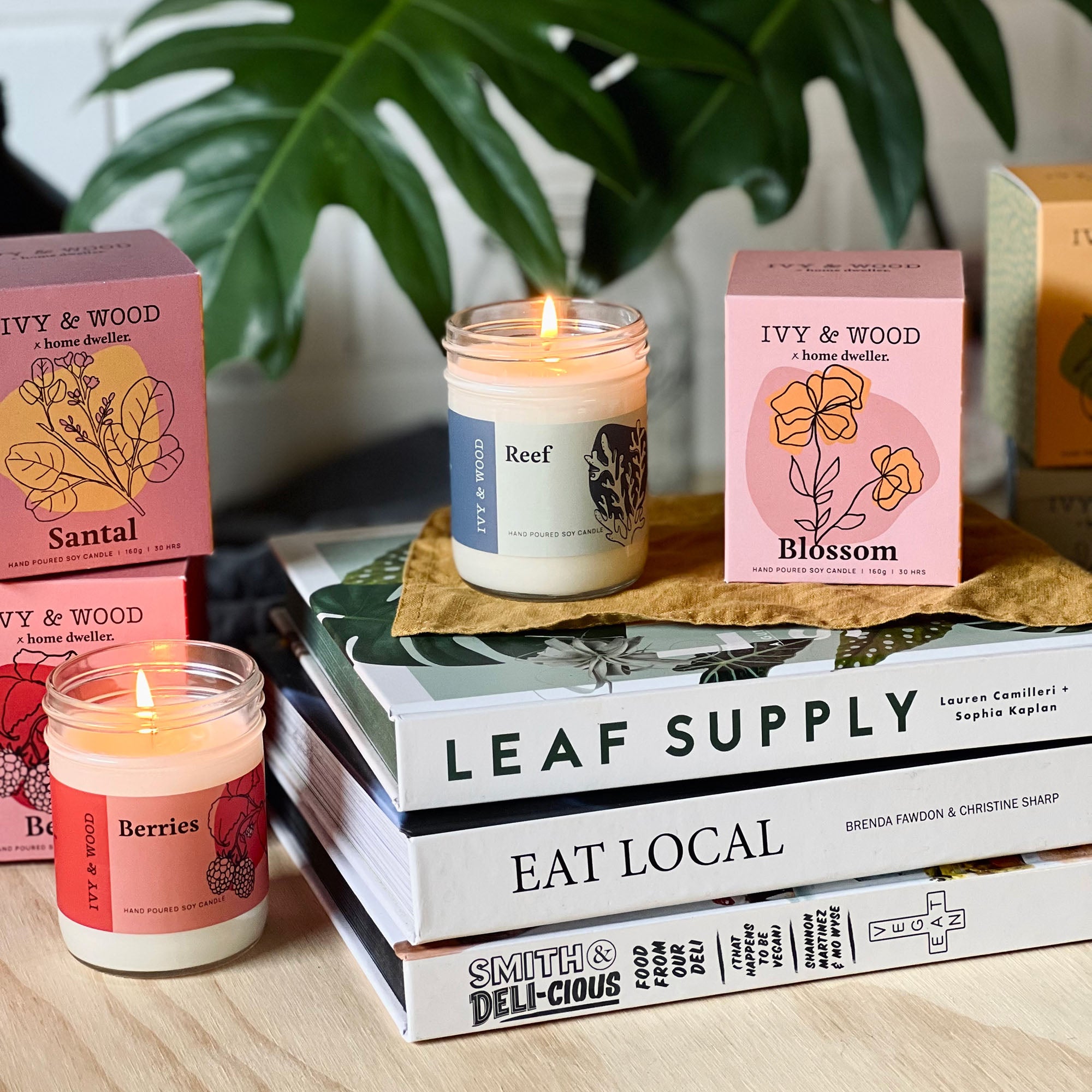 Homebody: Blossom Scented Candle - Ivy & Wood